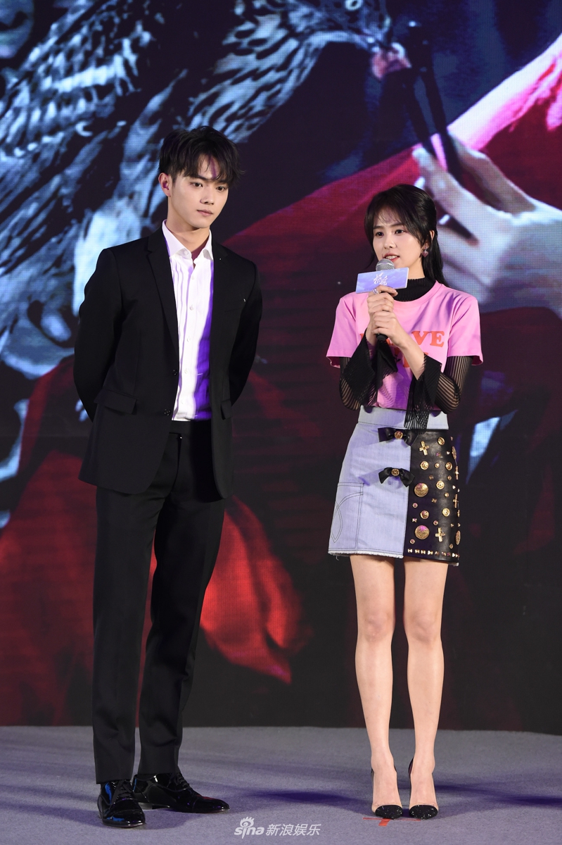 许凯喂白鹿吃糖葫芦(图/王远宏)