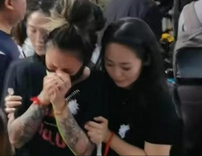 組圖:張恒遠離世後遺孀畢夏首露面 著黑衣臉頰消瘦顯憔悴 - 新浪香港