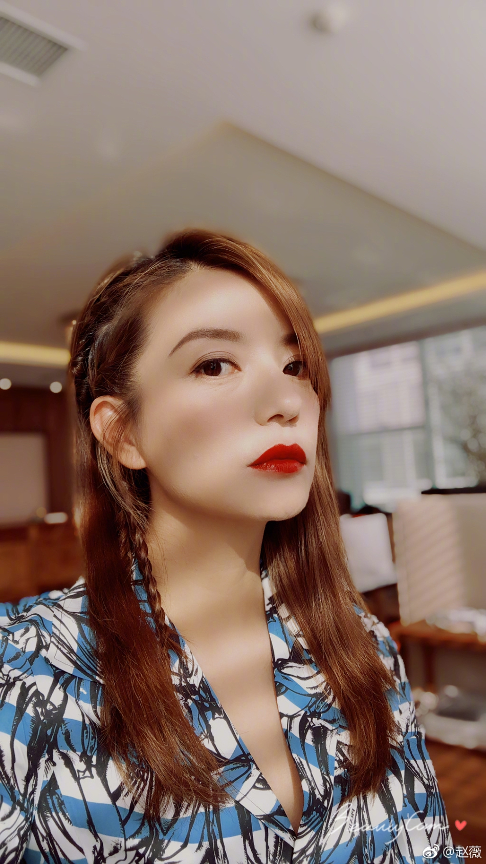 组图:赵薇浅蓝连身裙配红唇清新似少女 瘦身成功重回颜值巅峰