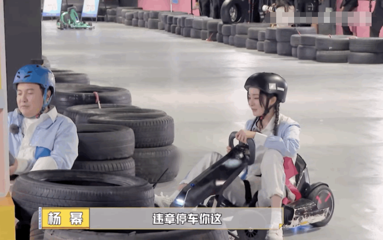 组图：沈腾耍赖故意挡道杨幂给沈腾开罚单罚他唱《爱的供养》