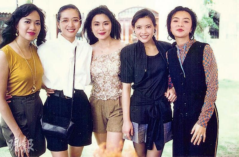 蓝洁瑛（右二）与梁韵蕊（左起）、梅艳芳、林建明、陈玉莲当年开心相聚。