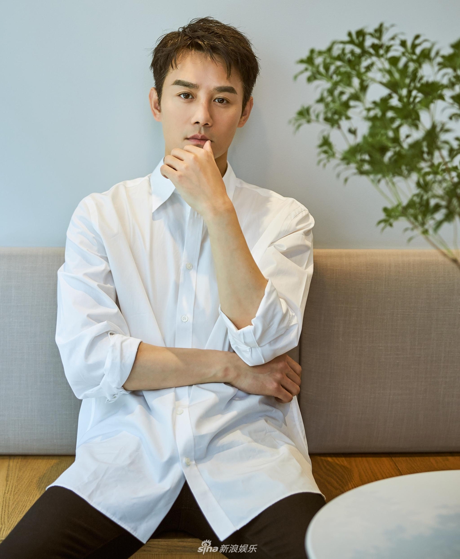 组图:王凯剑眉星目面如冠玉 白衬衫简单大方清瘦不少