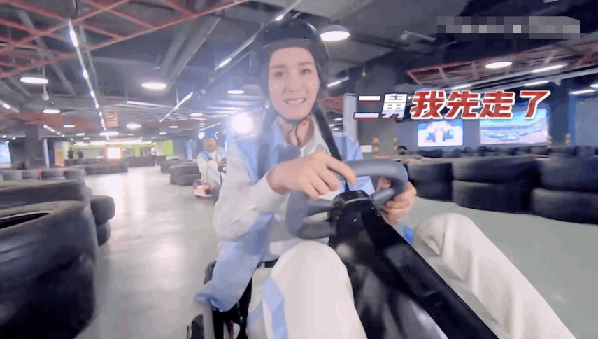 组图：沈腾耍赖故意挡道杨幂给沈腾开罚单罚他唱《爱的供养》