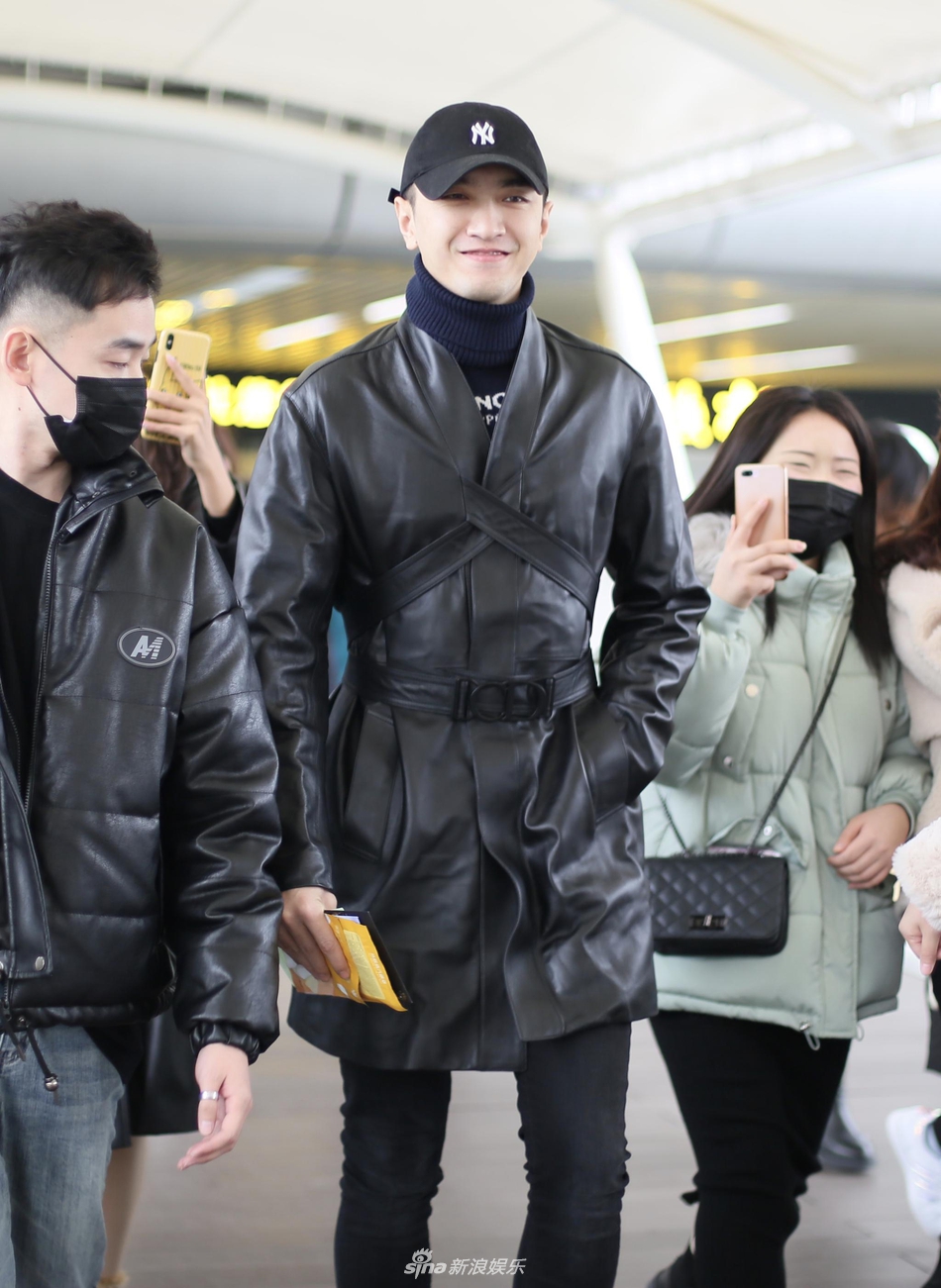 组图金瀚被曝疑恋爱后现身皮衣帅气神采飞扬心情完全不受影响