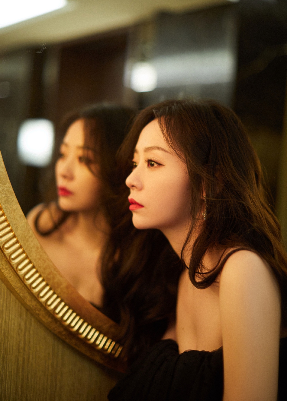 组图:张靓颖紧身黑裙秀婀娜曲线 大波浪卷发女人味十足_高清图集_新浪