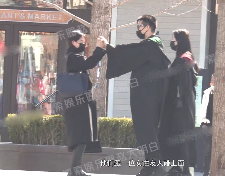 组图：许魏洲带新婚妻子与友人逛环球影城揽肩合影甜蜜满分第5张图片