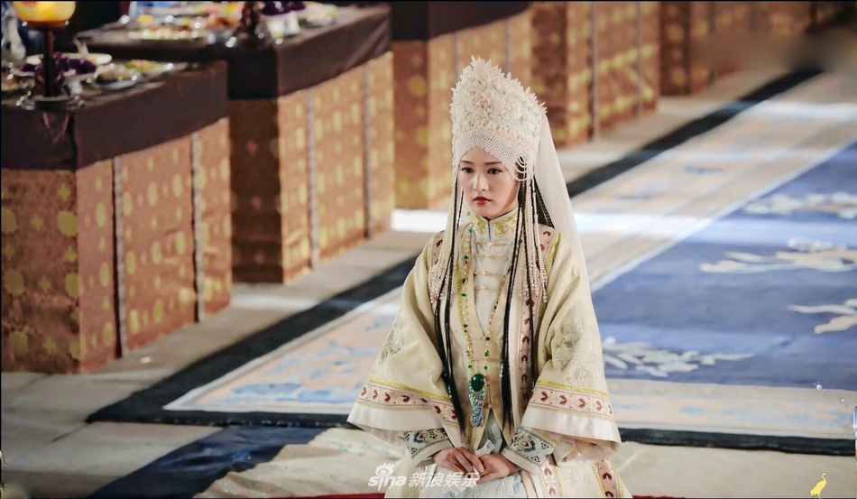 饰演的寒香见即将上线,在预告的剧情里,李沁着寒部传统服饰,白衣胜雪