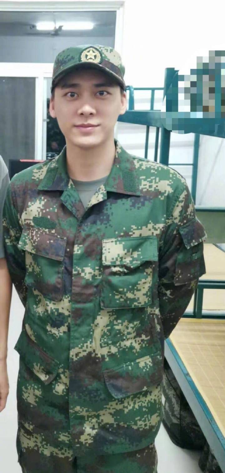 组图:李易峰化身东风快递"快递小哥" 一身迷彩军装清爽帅气_高清图集