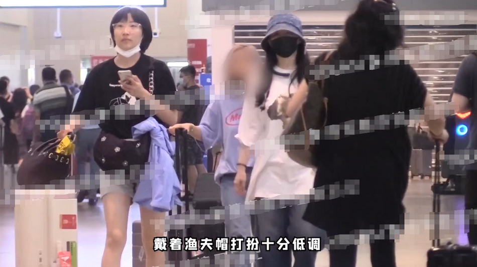 金靖舒奕橙恋情疑曝光 掐腰摸背同回小区暗戳戳发狗粮