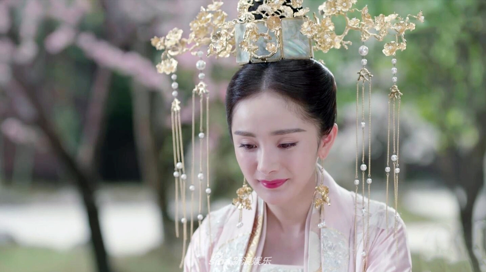 组图:杨幂着结婚喜服回眸浅笑 《扶摇》24套造型灵动似少女