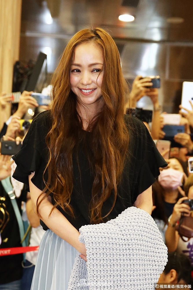 组图:41岁安室奈美惠长发飘飘仙气十足抵台 获数百粉丝接机