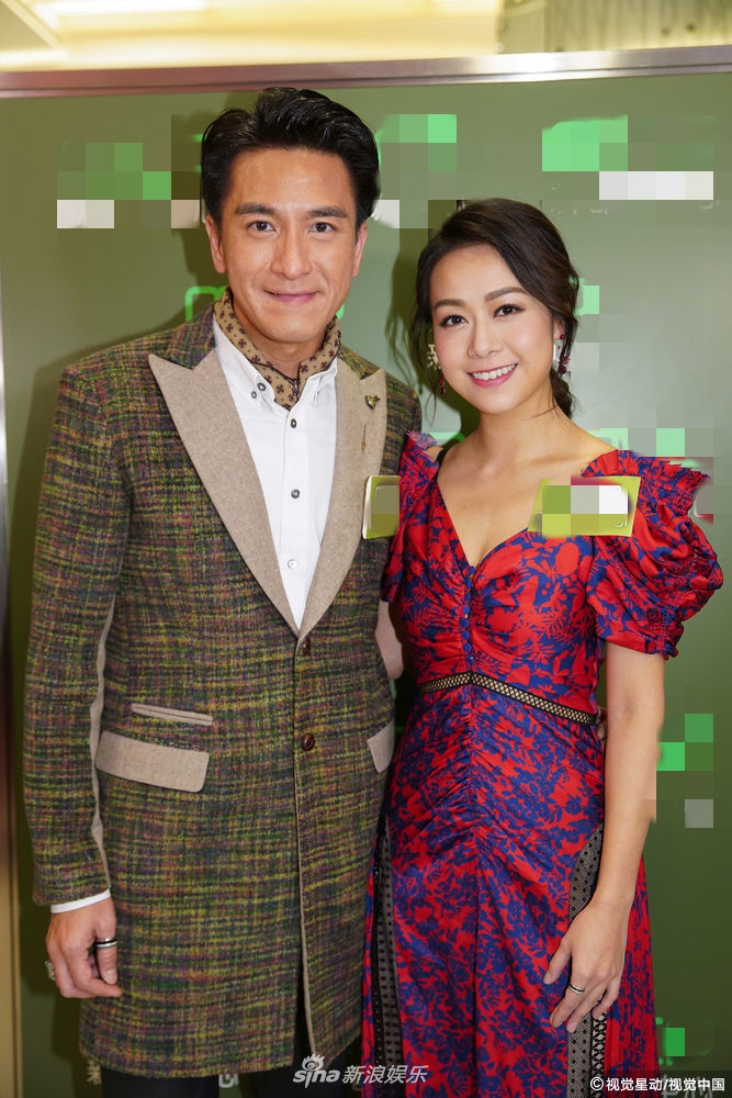 组图:马国明与女友玩胸夹足球 送花给黄心颖遭误会是求婚