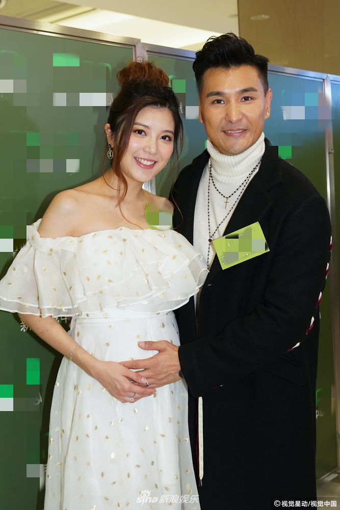组图:陈展鹏携小13岁娇妻合体出席活动 预告将公布宝宝性别_高清图集