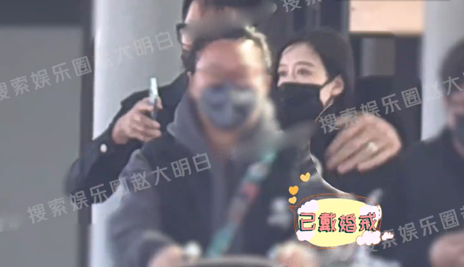 组图：许魏洲带新婚妻子与友人逛环球影城揽肩合影甜蜜满分第2张图片