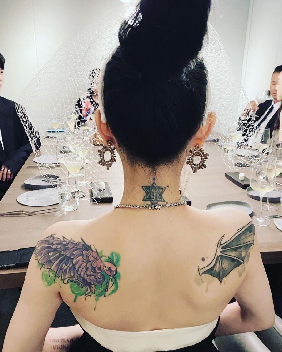 組圖：化妝師曬婚禮現場照 具俊曄頭貼大s美背曬婚戒紋身