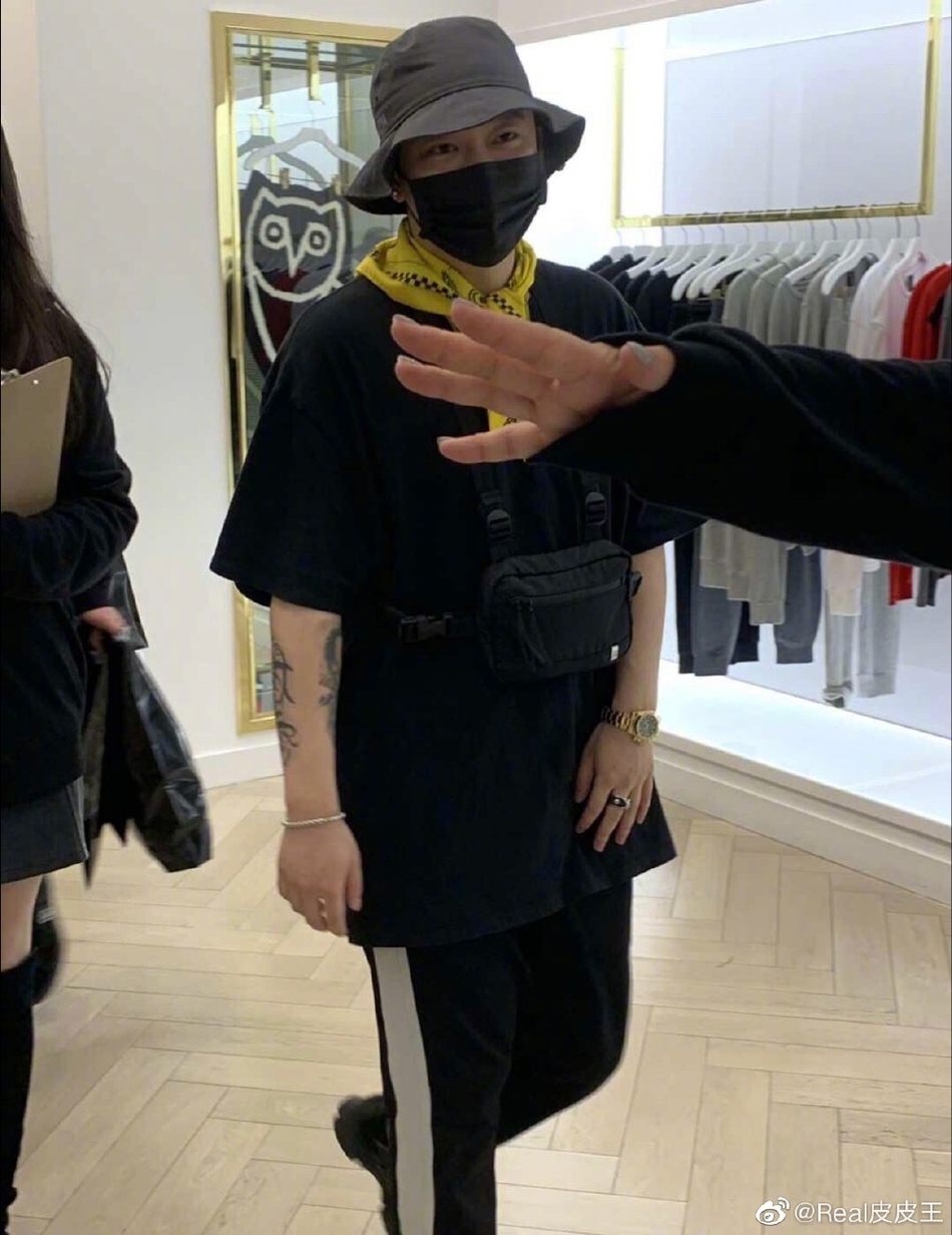 新浪娱乐讯  9月20日,有网友曝光pgone近照,照片中,pgone穿黑衣黑裤