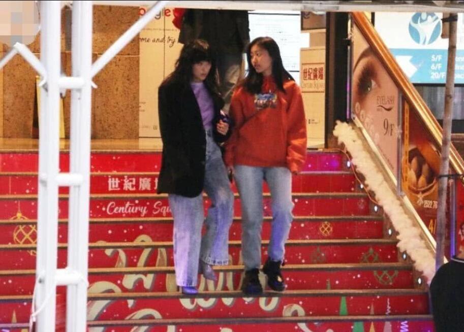 陈奕迅15岁女儿陈康提身形高挑 与徐濠萦逛街个头高过妈妈