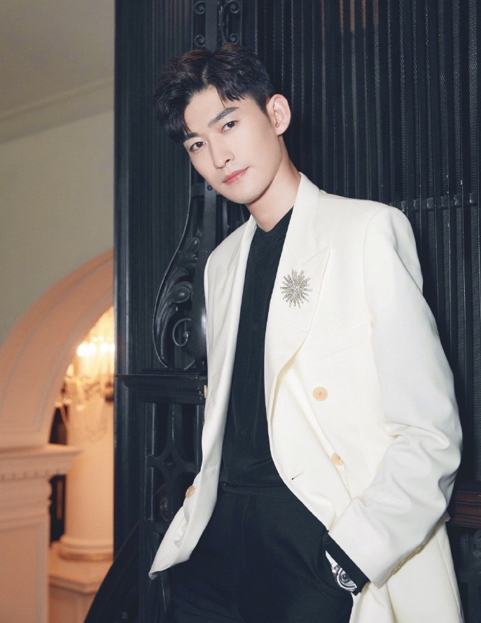 组图:张翰徐璐新剧路透曝光 亲密拥吻张铭恩知道吗?