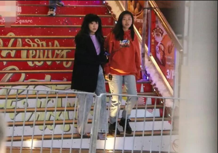 陈奕迅15岁女儿陈康提身形高挑 与徐濠萦逛街个头高过妈妈