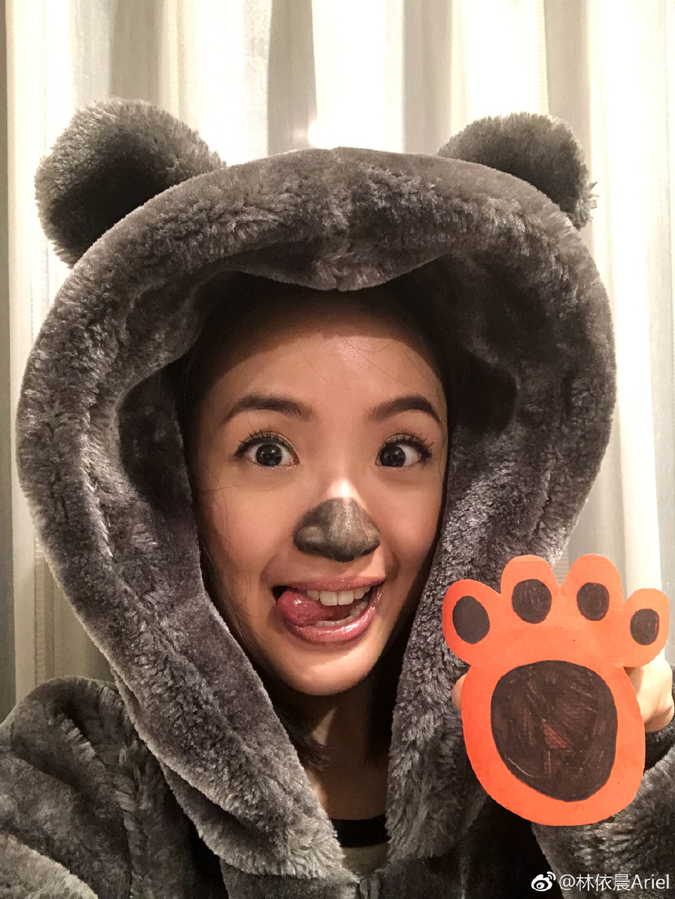 组图:37岁林依晨晒与爱犬自拍 唇红齿白冻龄美貌少女感十足