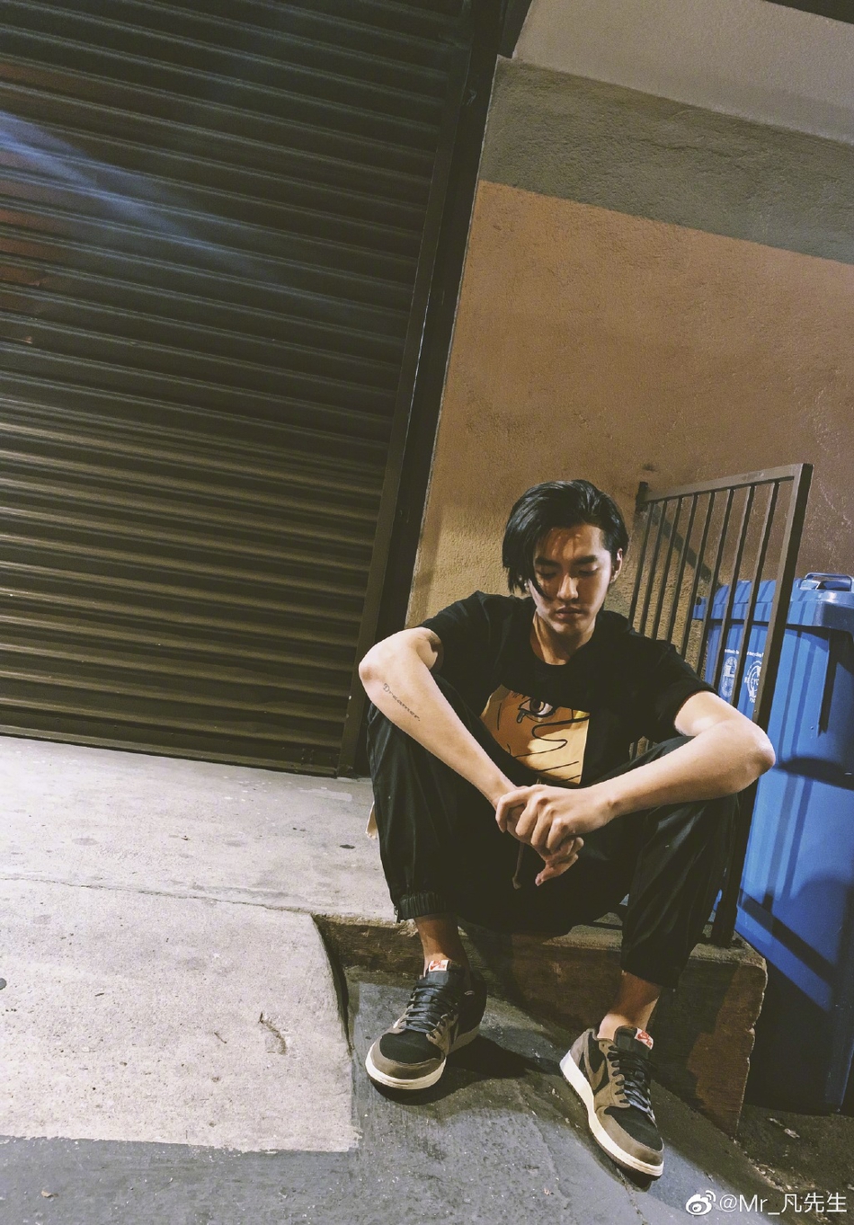 10 新浪娱乐讯   9月21日,吴亦凡在微博上晒出两张照片,照片中吴亦凡