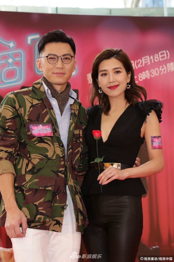 组图:黄智雯罕见深v装示人 男搭档袁伟豪不敢正视