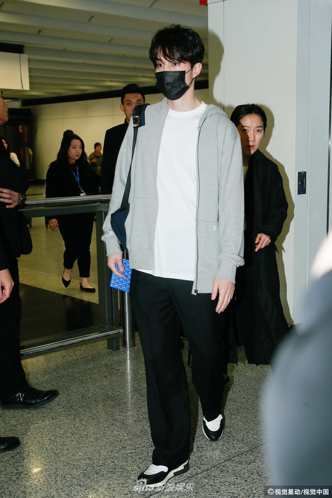 组图李栋旭认爱秀智后抵港打扮低调暖心收收油画