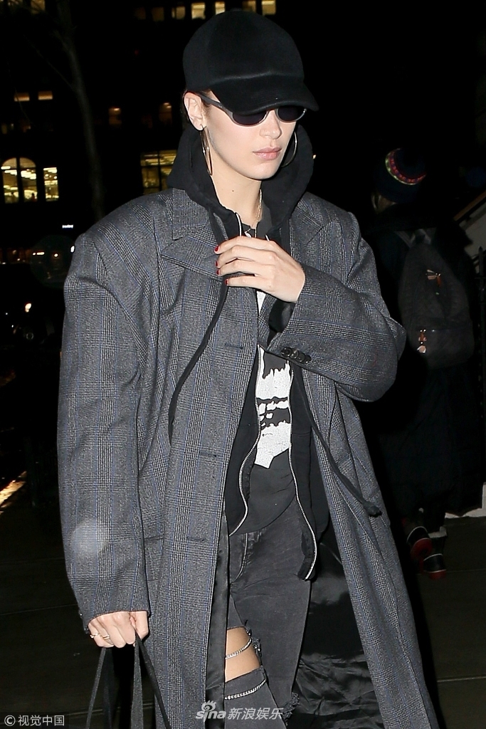 组图:贝拉·哈迪德男友风大衣攻气十足 夜晚架黑超扮酷_高清图集_新浪