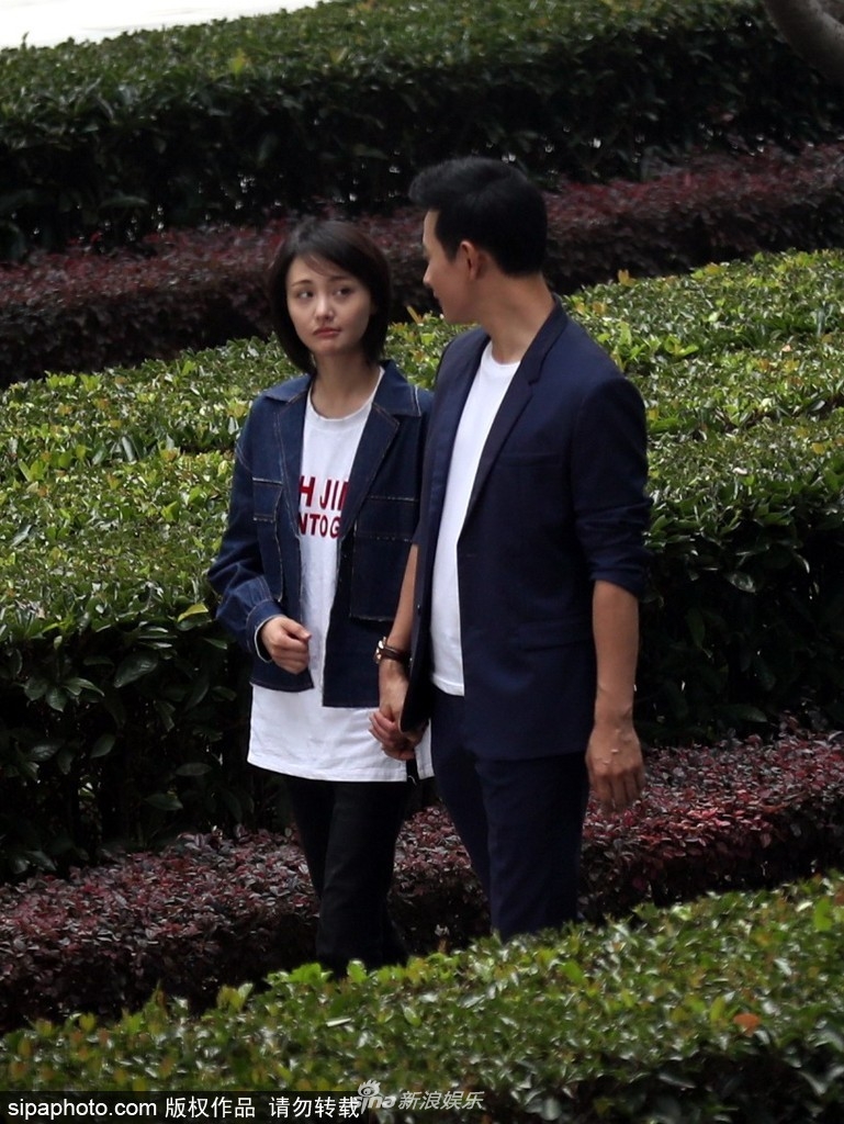 组图:唐嫣别看!郑爽罗晋十指紧扣逛花园 蹲地刷手机爽妈陪伴