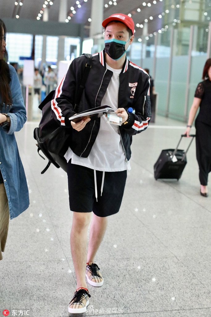 组图:周汤豪嘻哈范低调亮相机场 手拿杂志边走边看提升时尚品味