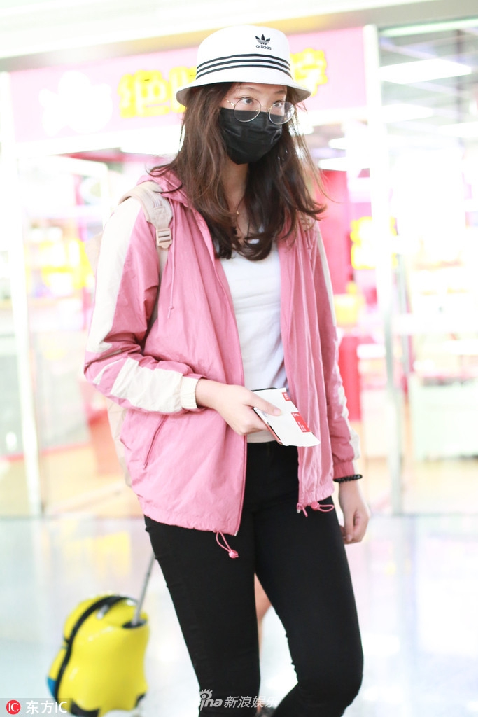 组图:惠若琪一身运动风简单清爽现身机场 长腿吸睛甜笑苏到炸