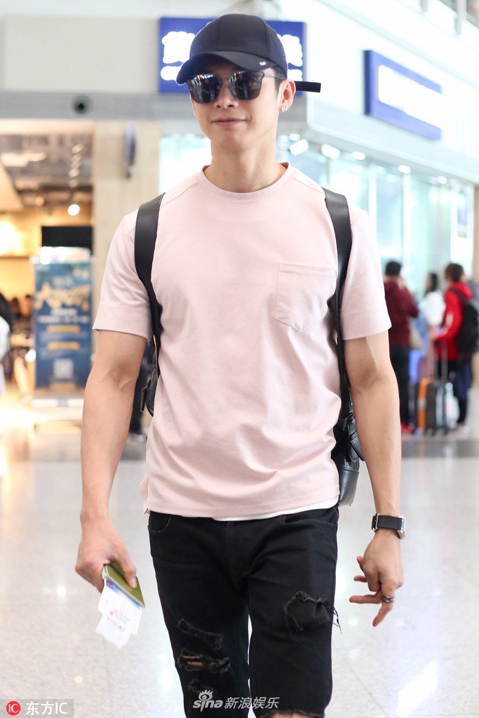 组图:38岁辰亦儒依旧满满的少年气!微笑打招呼亲和力十足