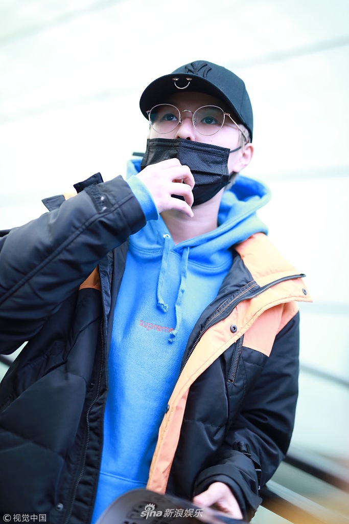 组图:"火箭少女"杨芸晴拉口罩潮酷满分 获众女粉追随气场强
