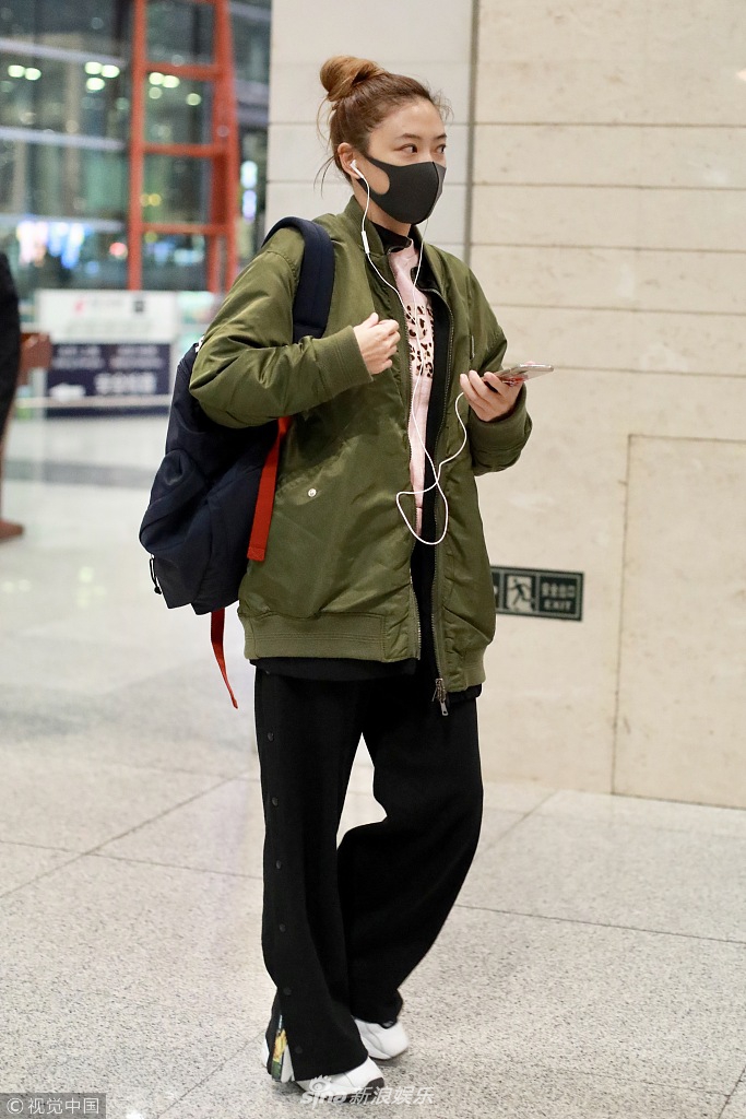 组图:应采儿素颜深夜现身机场 扎丸子头露发际线绿夹克保暖时尚