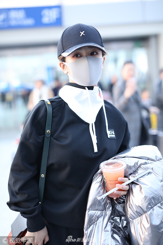 组图杨紫度假归来一脸疲惫眼神放空全黑look口罩遮面包裹严实