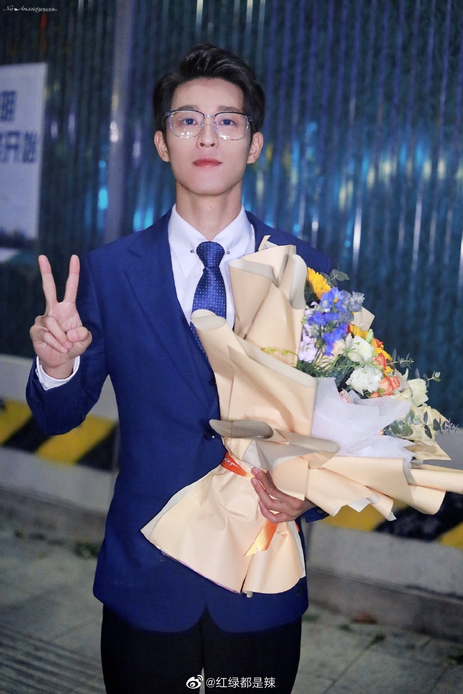 组图：《香蕉先生不睡觉》杀青吴宇恒镜框造型斯文优雅