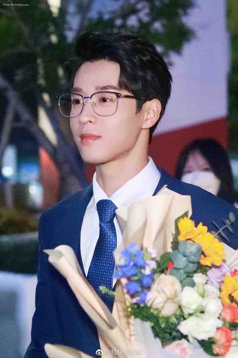 组图：《香蕉先生不睡觉》杀青吴宇恒镜框造型斯文优雅