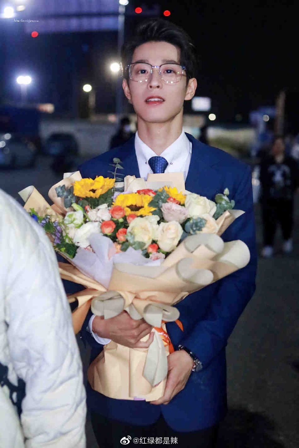 组图：《香蕉先生不睡觉》杀青吴宇恒镜框造型斯文优雅