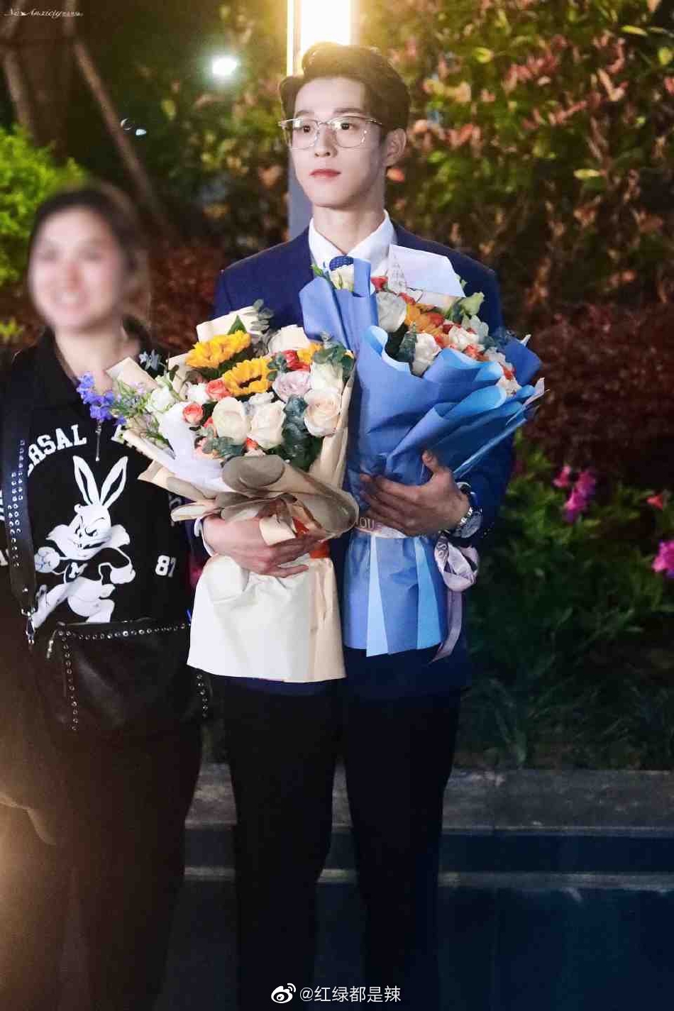 组图：《香蕉先生不睡觉》杀青吴宇恒镜框造型斯文优雅