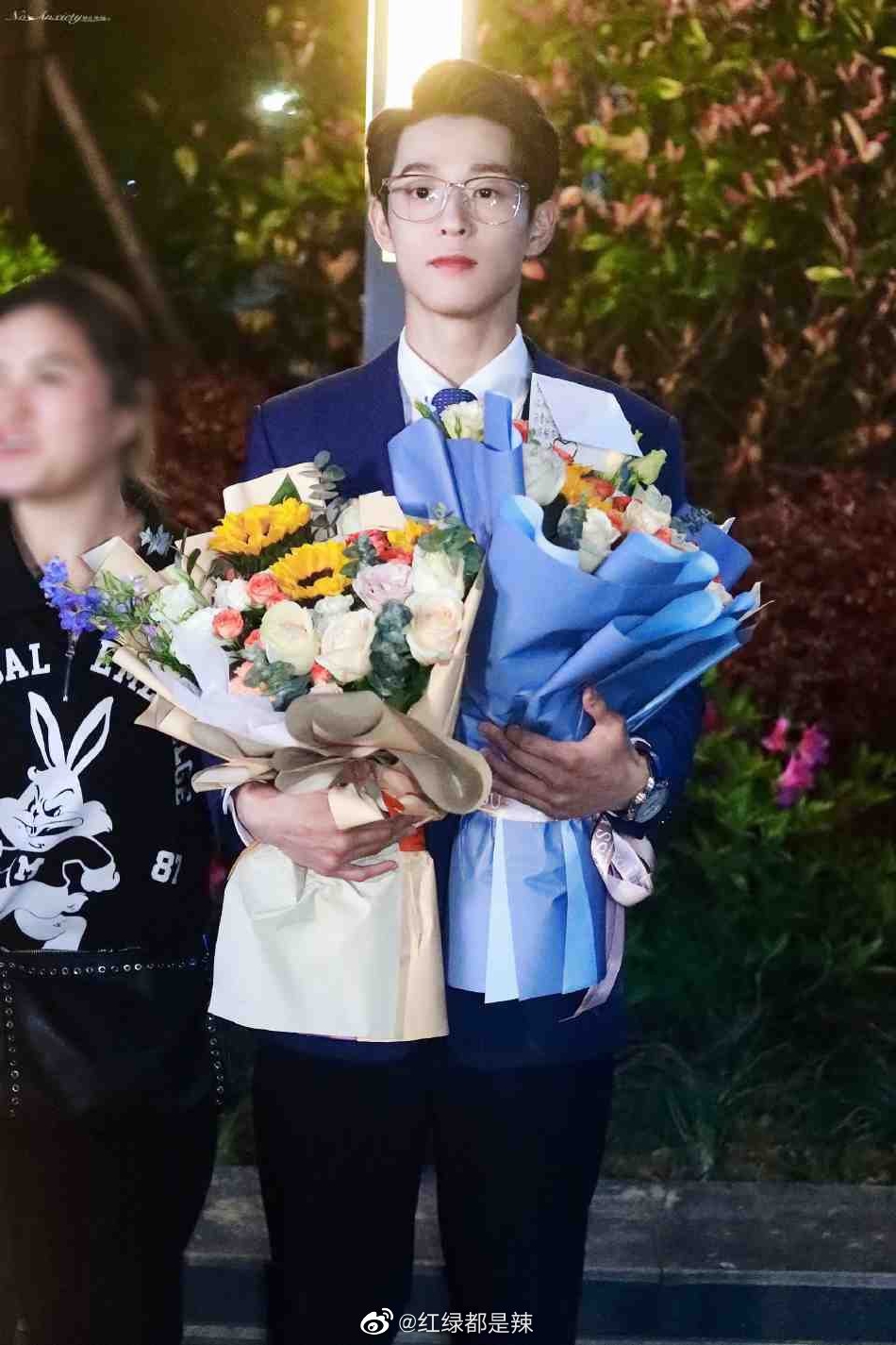 组图：《香蕉先生不睡觉》杀青吴宇恒镜框造型斯文优雅