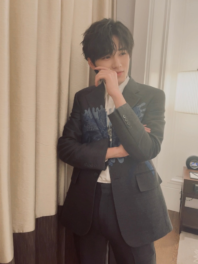 组图：宋亚轩分享微博音乐盛典幕后照 身穿黑色印花西装可爱帅气