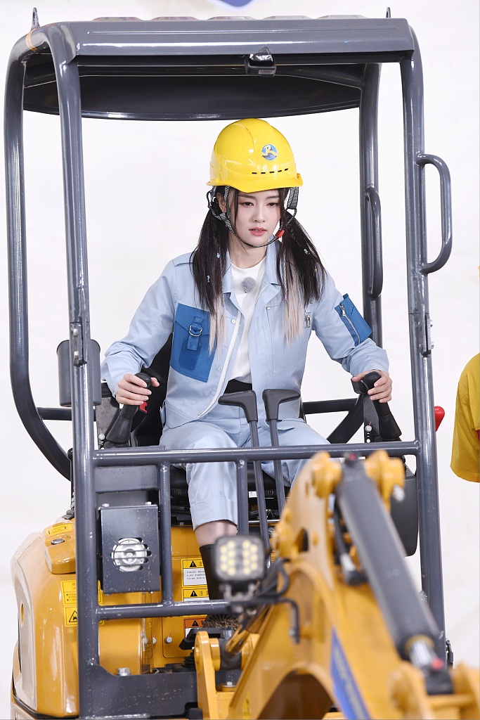 组图:白鹿《奔跑吧》黄河篇初亮相 双马尾造型少女感