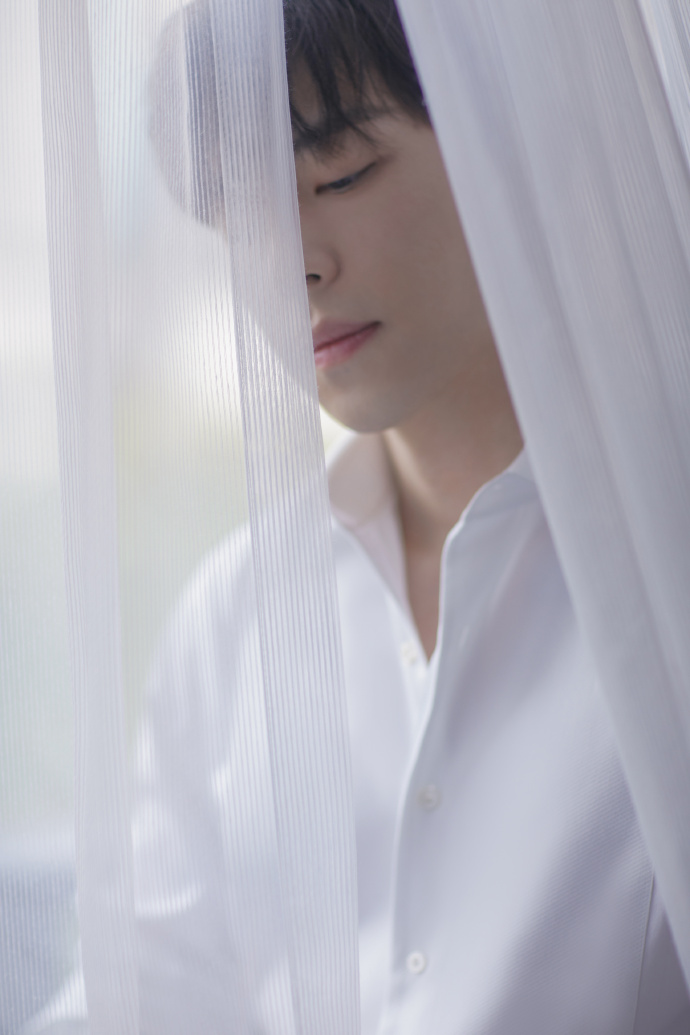 组图邓伦白衬衫写真侧颜轮廓分明大片氛围感十足