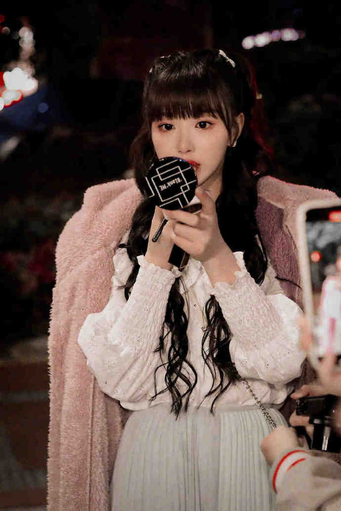 组图：《香蕉先生不睡觉》杀青孔雪儿手捧鲜花状态超好