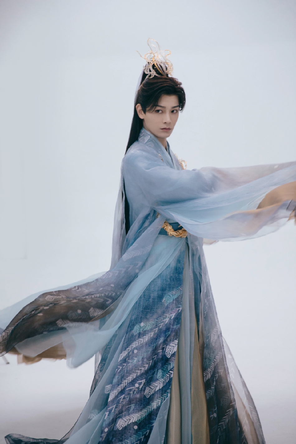 组图：丁禹兮《七时吉祥》饭拍路透银发配深v仙气十足第3张图片