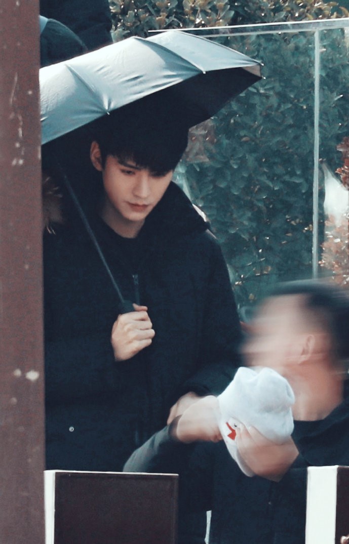 组图：龚俊新剧《我要逆风去》曝饭拍路透撑伞氛围感拉满第2张图片