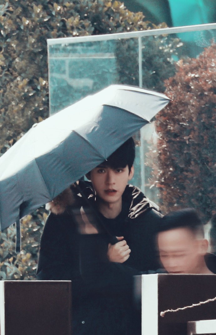 组图：龚俊新剧《我要逆风去》曝饭拍路透撑伞氛围感拉满第1张图片
