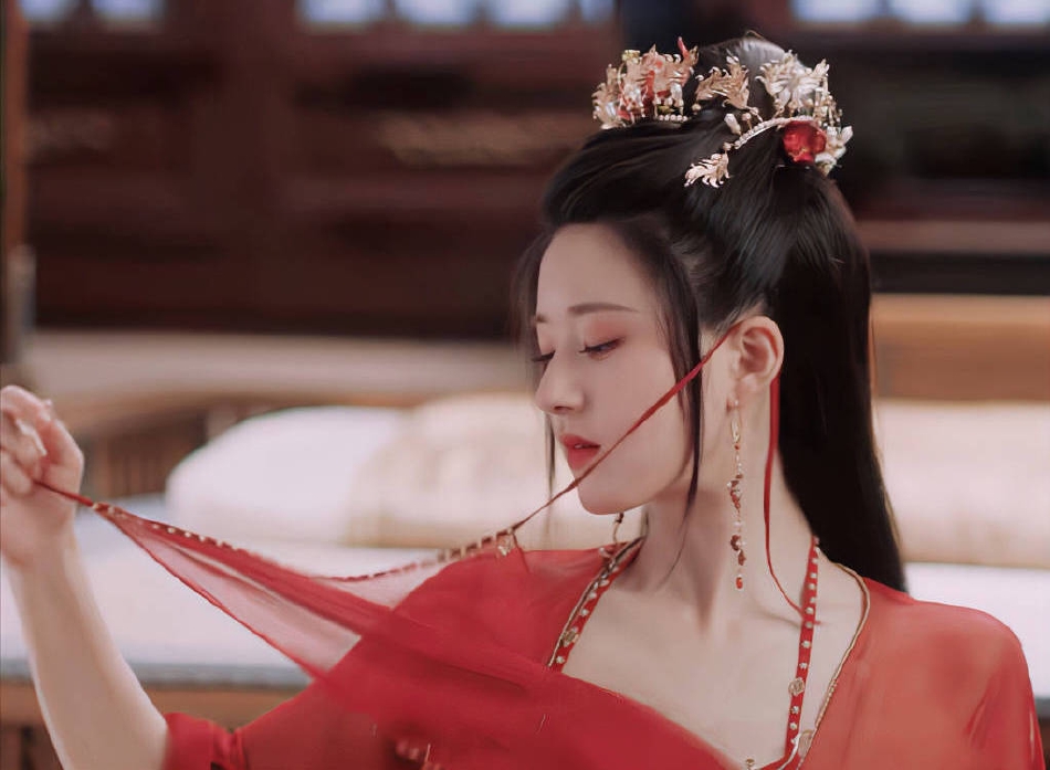 《且试天下》昨日开播赵露思白风夕红衣蒙面造型美丽动人