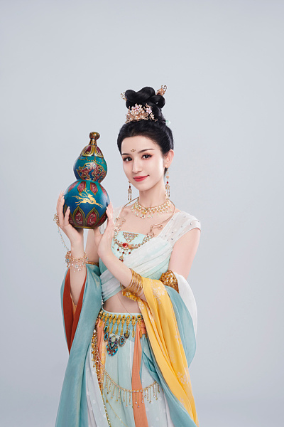 组图:哈妮克孜敦煌风造型曝光 一袭长裙仙气飘飘韵味十足_高清图集