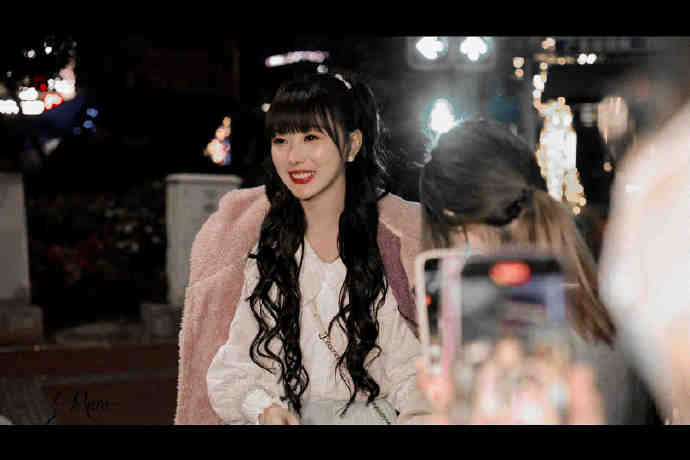 组图：《香蕉先生不睡觉》杀青孔雪儿手捧鲜花状态超好